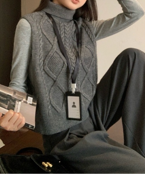 Vipoa(ヴィポア)の「タートルネックツイストセーターベスト(ベスト・レディース・グレー/ベージュ・FREE)」の10枚目の写真