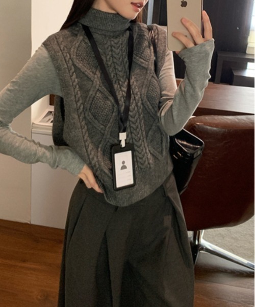 Vipoa(ヴィポア)の「タートルネックツイストセーターベスト(ベスト・レディース・グレー/ベージュ・FREE)」の11枚目の写真