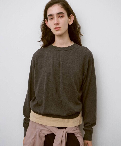 UNFIL（アンフィル）の「UNFIL | フロントドレープ ニットプルオーバー WOMEN（ニット/セーター・レディース・ベージュ/チャコール・1）」の11枚目の写真