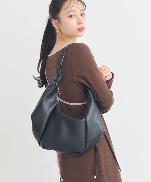 earth music&ecology(アースミュージックアンドエコロジー)の「クロワッサンバッグ(ショルダーバッグ・レディース・キャメル/ブラック/グレイッシュベージュ・FREE)」の20枚目の写真