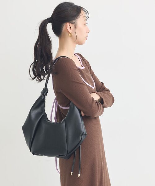 earth music&ecology(アースミュージックアンドエコロジー)の「クロワッサンバッグ(ショルダーバッグ・レディース・キャメル/ブラック/グレイッシュベージュ・FREE)」の21枚目の写真