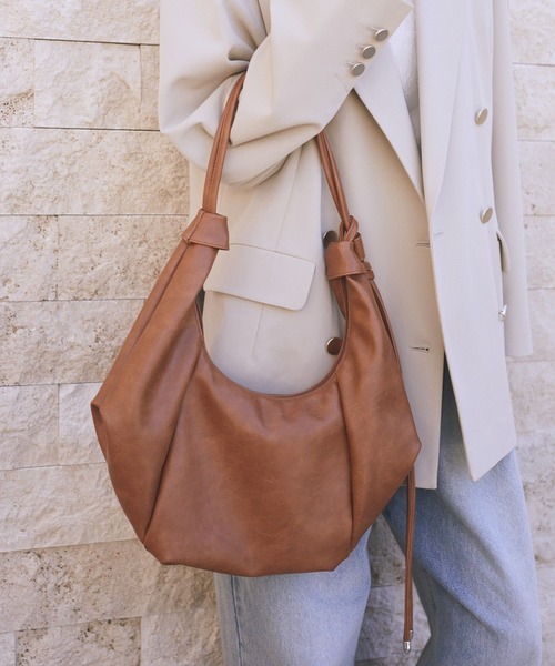 earth music&ecology(アースミュージックアンドエコロジー)の「クロワッサンバッグ(ショルダーバッグ・レディース・キャメル/ブラック/グレイッシュベージュ・FREE)」の1枚目の写真