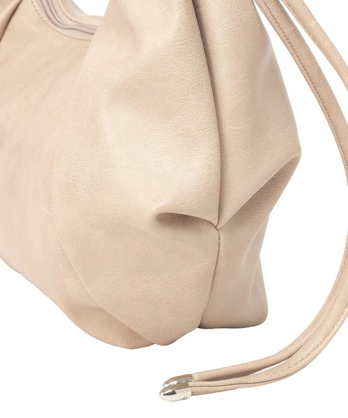 earth music&ecology(アースミュージックアンドエコロジー)の「クロワッサンバッグ(ショルダーバッグ・レディース・キャメル/ブラック/グレイッシュベージュ・FREE)」の7枚目の写真