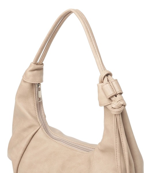 earth music&ecology(アースミュージックアンドエコロジー)の「クロワッサンバッグ(ショルダーバッグ・レディース・キャメル/ブラック/グレイッシュベージュ・FREE)」の8枚目の写真