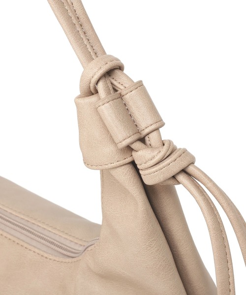 earth music&ecology(アースミュージックアンドエコロジー)の「クロワッサンバッグ(ショルダーバッグ・レディース・キャメル/ブラック/グレイッシュベージュ・FREE)」の10枚目の写真