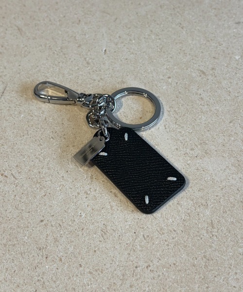 Maison Margiela(メゾンマルジェラ)の「Maison Margiela DOUBLE TAG KEYRING SMALL(キーホルダー・メンズ・ブラック・FREE)」の1枚目の写真
