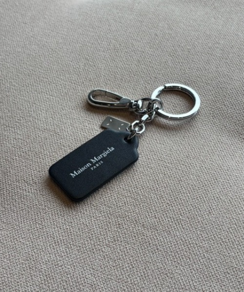 Maison Margiela(メゾンマルジェラ)の「Maison Margiela DOUBLE TAG KEYRING SMALL(キーホルダー・メンズ・ブラック・FREE)」の3枚目の写真