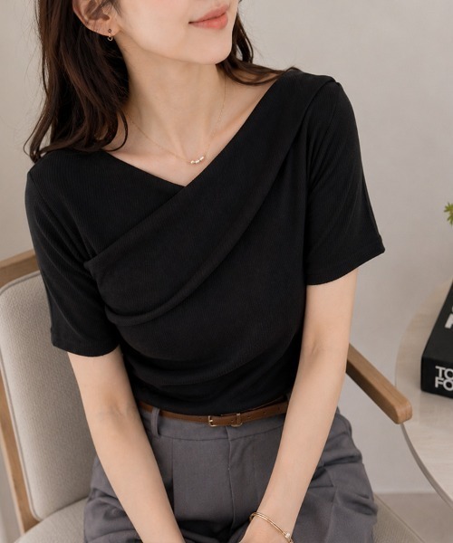 CLOTHY(クロシィ)の「【デコルテをきれいに見せるアシメ風デザイン】テレコ半袖カシュクールT(Tシャツ/カットソー・レディース・ブラック/アイボリー/ホワイト系/ブラック系・MEDIUM/LARGE)」の3枚目の写真