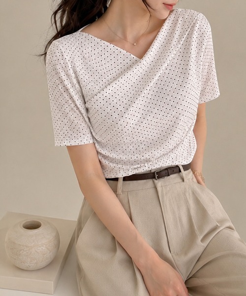 CLOTHY(クロシィ)の「【デコルテをきれいに見せるアシメ風デザイン】テレコ半袖カシュクールT(Tシャツ/カットソー・レディース・ブラック/アイボリー/ホワイト系/ブラック系・MEDIUM/LARGE)」の6枚目の写真