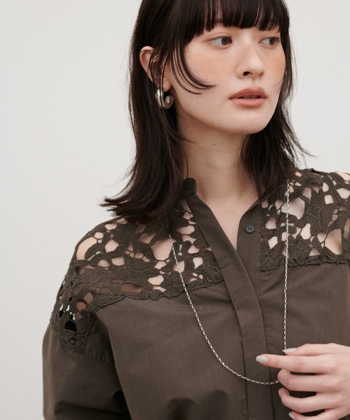 LARUTA(ラルータ)の「【LARUTA】刺繍レース切替シャツ(シャツ/ブラウス・レディース・オフホワイト/ストライプ/ネイビー/ダークブラウン・FREE)」の1枚目の写真