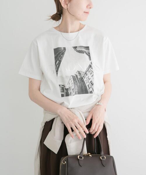 ITEMS URBANRESEARCH(アイテムズ アーバンリサーチ)の「箔プリントフォトTシャツ(Tシャツ/カットソー・レディース・ホワイト系その他/ブラウン/ホワイト/ネイビー・FREE)」の1枚目の写真