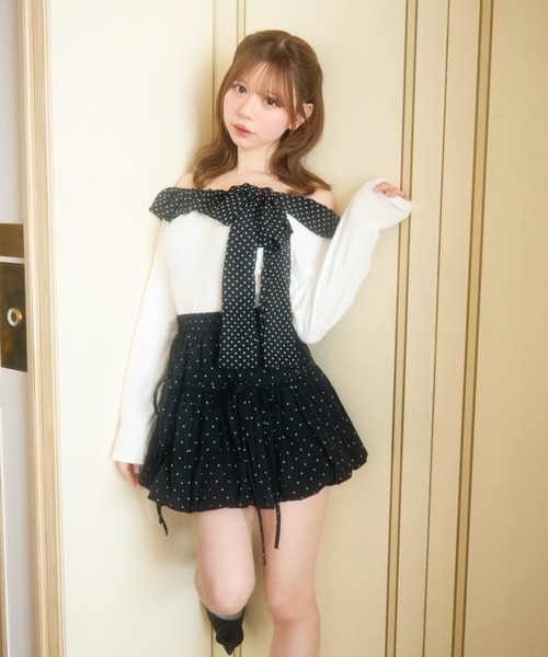 TITTY&CO.(ティティーアンドコー)の「トッドフリルオフショルトップス(Tシャツ/カットソー・レディース・ホワイト/ブラック・FREE)」の4枚目の写真