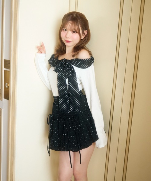 TITTY&CO.(ティティーアンドコー)の「トッドフリルオフショルトップス(Tシャツ/カットソー・レディース・ホワイト/ブラック・FREE)」の5枚目の写真