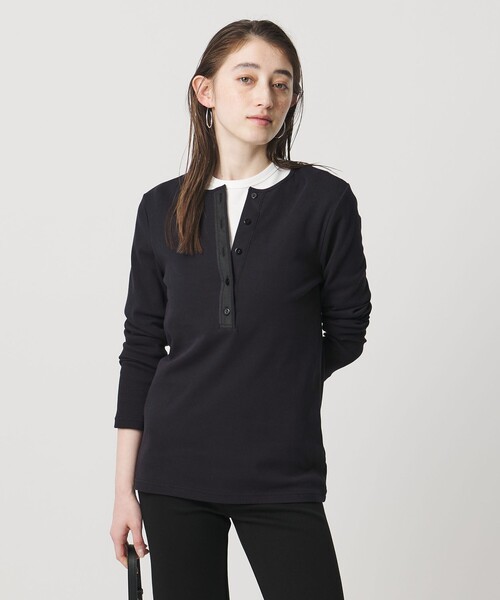 UNITED ARROWS（ユナイテッドアローズ）の「コットン フライス ヘンリーネック ロング Tシャツ（Tシャツ/カットソー・レディース・オフホワイト/ネイビー・FREE）」の2枚目の写真