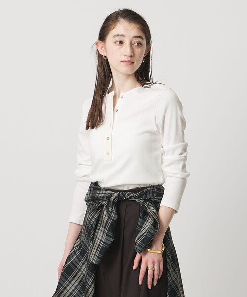 UNITED ARROWS（ユナイテッドアローズ）の「コットン フライス ヘンリーネック ロング Tシャツ（Tシャツ/カットソー・レディース・オフホワイト/ネイビー・FREE）」の18枚目の写真