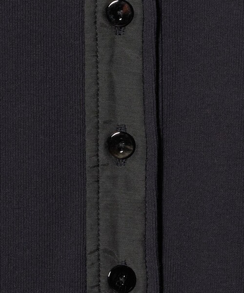 UNITED ARROWS（ユナイテッドアローズ）の「コットン フライス ヘンリーネック ロング Tシャツ（Tシャツ/カットソー・レディース・オフホワイト/ネイビー・FREE）」の9枚目の写真