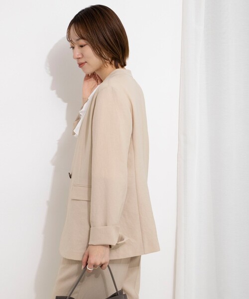 NOLLEY’S(ノーリーズ)の「《セットアップ対応》ストレッチツイルVネックジャケット(ノーカラージャケット・レディース・ネイビー/ベージュ・40/38/36)」の17枚目の写真