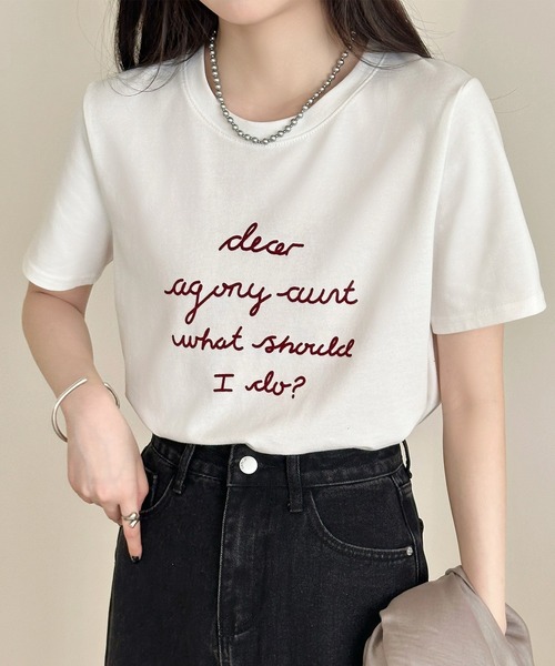 DAY CLOSET(デイ クローゼット)の「【立体フロッキー加工×英字ロゴプリント】半袖ラウンドネックTシャツ レディース(Tシャツ/カットソー・レディース・ブラック/ホワイト・FREE)」の1枚目の写真
