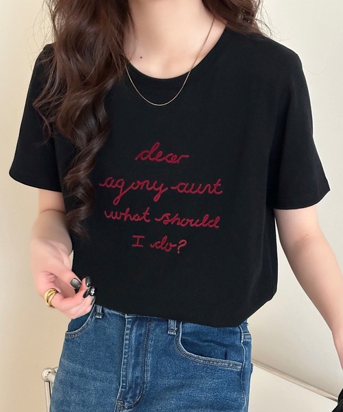 DAY CLOSET(デイ クローゼット)の「【立体フロッキー加工×英字ロゴプリント】半袖ラウンドネックTシャツ レディース(Tシャツ/カットソー・レディース・ブラック/ホワイト・FREE)」の2枚目の写真