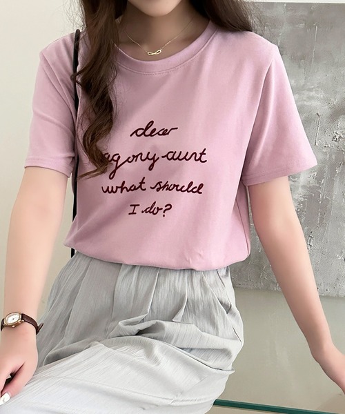 DAY CLOSET(デイ クローゼット)の「【立体フロッキー加工×英字ロゴプリント】半袖ラウンドネックTシャツ レディース(Tシャツ/カットソー・レディース・ブラック/ホワイト・FREE)」の4枚目の写真