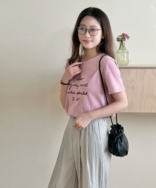 DAY CLOSET(デイ クローゼット)の「【立体フロッキー加工×英字ロゴプリント】半袖ラウンドネックTシャツ レディース(Tシャツ/カットソー・レディース・ブラック/ホワイト・FREE)」の7枚目の写真