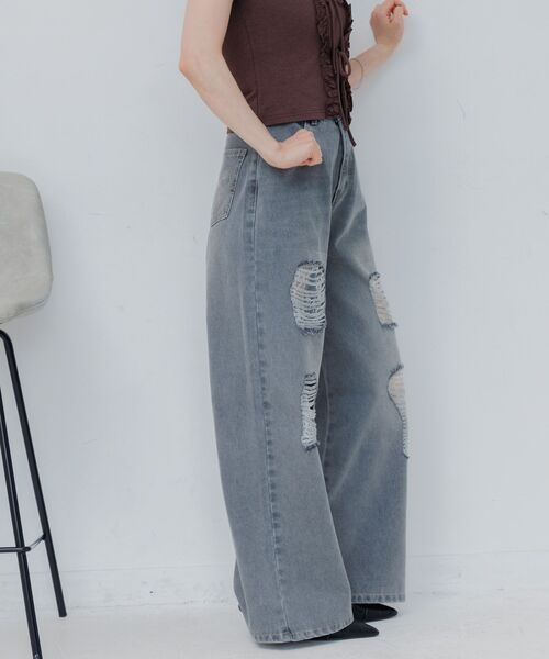 ems excite(エムズエキサイト)の「【2サイズ】刺繍入ダメージデニムPT(その他パンツ・レディース・ダークグレー/ケミカルウォッシュ・SMALL/MEDIUM)」の11枚目の写真