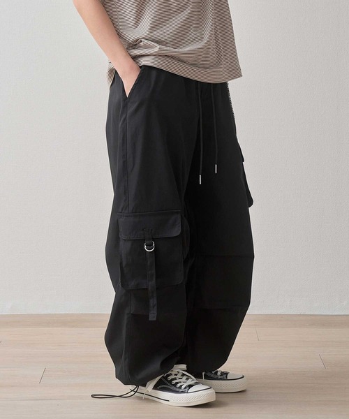 .WORKS(ドットワークス)の「合繊ツイル 星チェーン付 上下前後アシメ カーゴパンツ(カーゴパンツ・レディース・ピンク/ブラック/カーキ/オフホワイト・M/L)」の2枚目の写真
