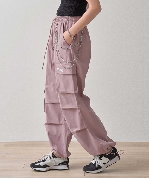 .WORKS(ドットワークス)の「合繊ツイル 星チェーン付 上下前後アシメ カーゴパンツ(カーゴパンツ・レディース・ピンク/ブラック/カーキ/オフホワイト・M/L)」の7枚目の写真