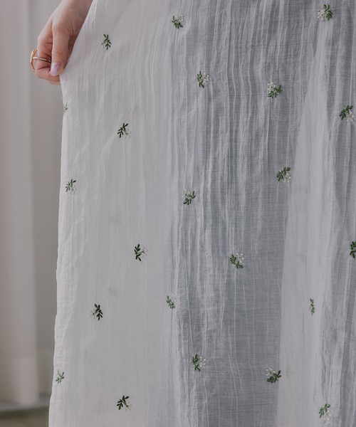 210nouve(トゥージュヌーブ)の「小花柄 刺繍 シアー キャミワンピース(ワンピース・レディース・ブラウン/アイボリー/ブラック・FREE)」の4枚目の写真