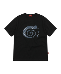 S'EST（エスイーエスティー）の「Whelk Logo T-shirts Black（Tシャツ/カットソー）」