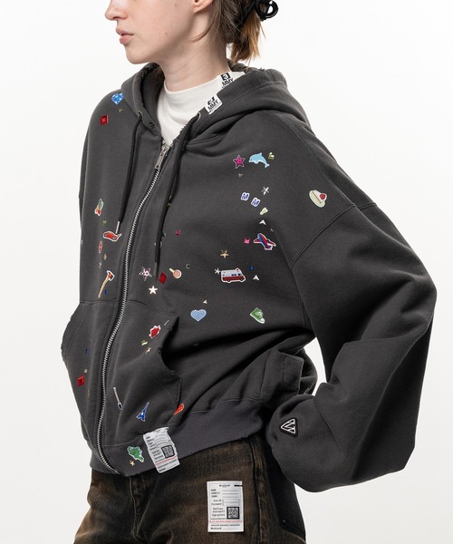 Maison MIHARA YASUHIRO(メゾンミハラヤスヒロ)の「Kids Sticker Printed Zip-up Hoodie(パーカー・レディース・グレー/ブラック・36)」の1枚目の写真