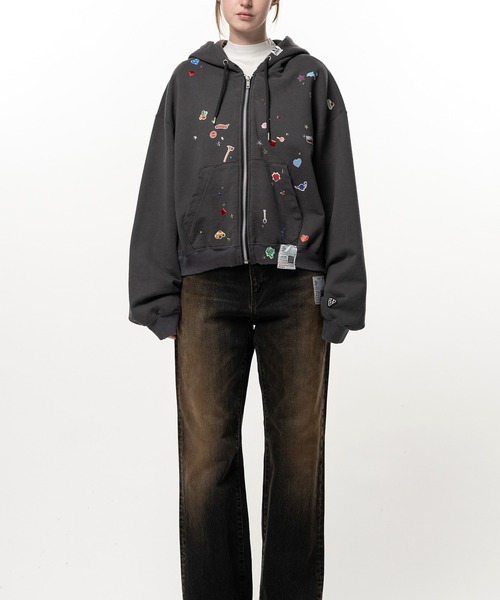 Maison MIHARA YASUHIRO(メゾンミハラヤスヒロ)の「Kids Sticker Printed Zip-up Hoodie(パーカー・レディース・グレー/ブラック・36)」の3枚目の写真