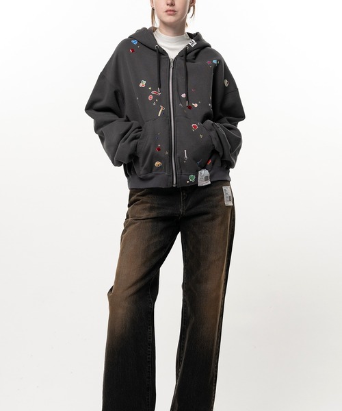 Maison MIHARA YASUHIRO(メゾンミハラヤスヒロ)の「Kids Sticker Printed Zip-up Hoodie(パーカー・レディース・グレー/ブラック・36)」の4枚目の写真