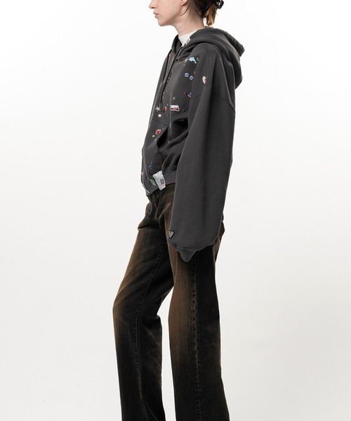 Maison MIHARA YASUHIRO(メゾンミハラヤスヒロ)の「Kids Sticker Printed Zip-up Hoodie(パーカー・レディース・グレー/ブラック・36)」の5枚目の写真
