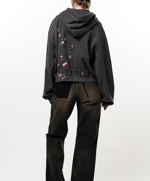 Maison MIHARA YASUHIRO(メゾンミハラヤスヒロ)の「Kids Sticker Printed Zip-up Hoodie(パーカー・レディース・グレー/ブラック・36)」の6枚目の写真