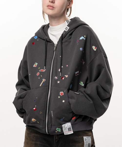 Maison MIHARA YASUHIRO(メゾンミハラヤスヒロ)の「Kids Sticker Printed Zip-up Hoodie(パーカー・レディース・グレー/ブラック・36)」の7枚目の写真