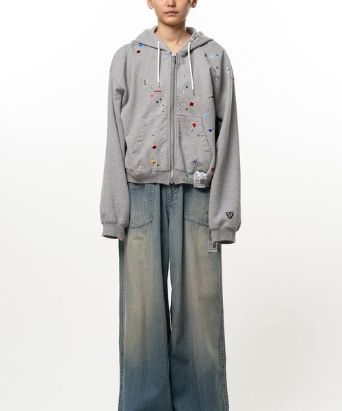 Maison MIHARA YASUHIRO(メゾンミハラヤスヒロ)の「Kids Sticker Printed Zip-up Hoodie(パーカー・レディース・グレー/ブラック・36)」の10枚目の写真