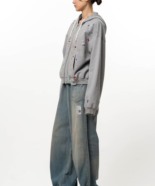 Maison MIHARA YASUHIRO(メゾンミハラヤスヒロ)の「Kids Sticker Printed Zip-up Hoodie(パーカー・レディース・グレー/ブラック・36)」の12枚目の写真
