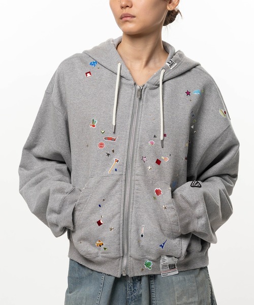 Maison MIHARA YASUHIRO(メゾンミハラヤスヒロ)の「Kids Sticker Printed Zip-up Hoodie(パーカー・レディース・グレー/ブラック・36)」の15枚目の写真