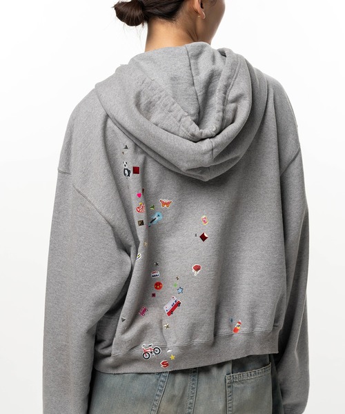 Maison MIHARA YASUHIRO(メゾンミハラヤスヒロ)の「Kids Sticker Printed Zip-up Hoodie(パーカー・レディース・グレー/ブラック・36)」の16枚目の写真