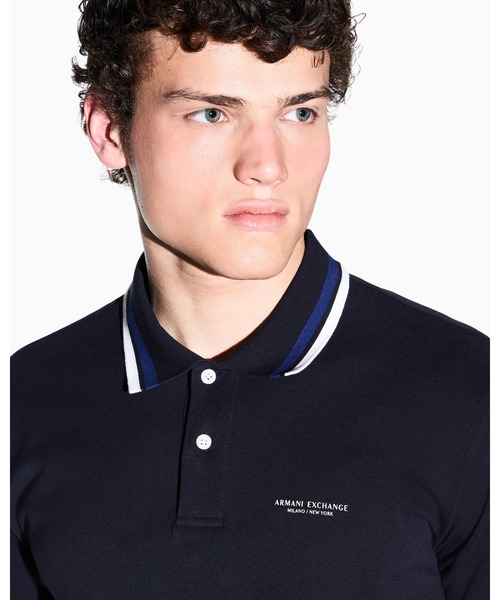 ARMANI EXCHANGE(アルマーニエクスチェンジ)の「【A|X アルマーニ エクスチェンジ】<オンライン限定>ラインリブ レギュラーフィット 半袖ポロシャツ/REGULAR(ポロシャツ・メンズ・ダークネイビー/ブルー・X-SMALL/X-LARGE/SMALL/MEDIUM/LARGE)」の4枚目の写真