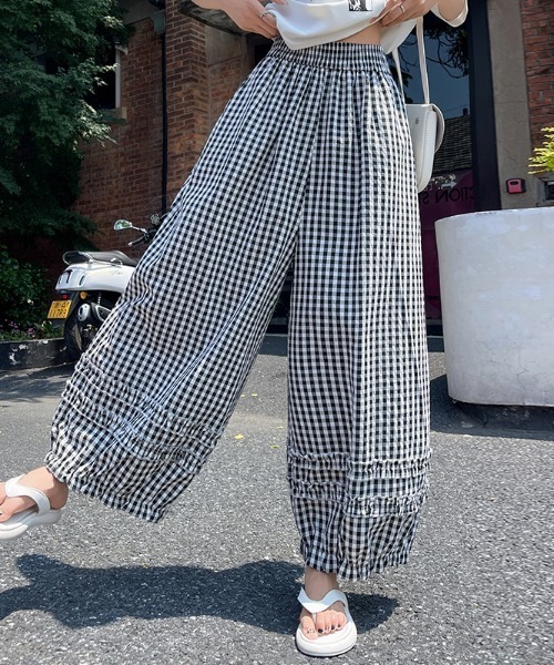 LUCPY(ラクピー)の「ギンガムチェックバルーンワイドパンツ(デニムパンツ・レディース・ブラック×ホワイト・SMALL/X-LARGE/LARGE/MEDIUM)」の1枚目の写真
