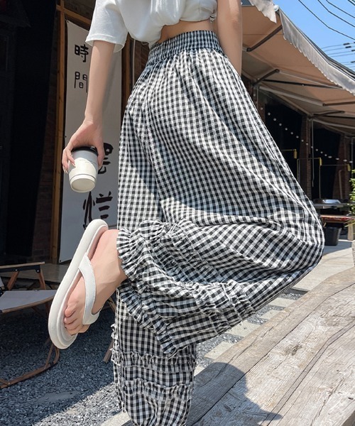 LUCPY(ラクピー)の「ギンガムチェックバルーンワイドパンツ(デニムパンツ・レディース・ブラック×ホワイト・SMALL/X-LARGE/LARGE/MEDIUM)」の3枚目の写真