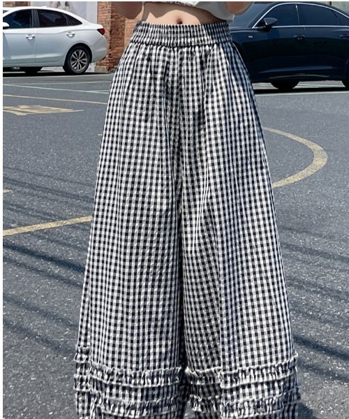 LUCPY(ラクピー)の「ギンガムチェックバルーンワイドパンツ(デニムパンツ・レディース・ブラック×ホワイト・SMALL/X-LARGE/LARGE/MEDIUM)」の5枚目の写真
