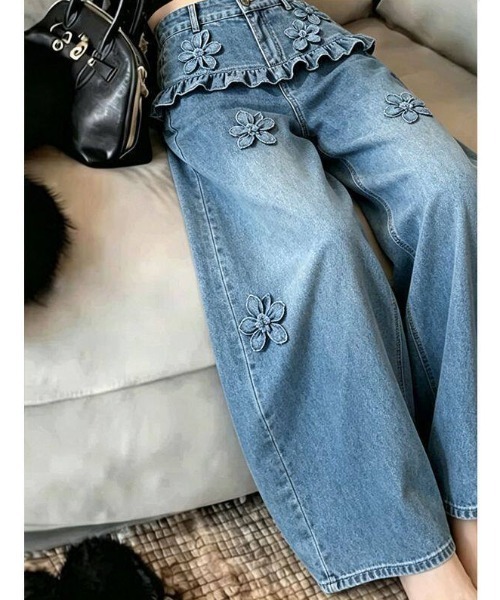 FAVORITO(ファヴォリート)の「立体感があるフラワーデニムパンツ(デニムパンツ・レディース・ブルー・S/XL/L/M)」の2枚目の写真
