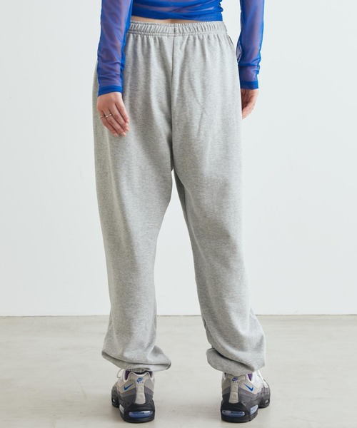 NIKE(ナイキ)の「《セットアップ対応商品》ナイキ スタジオ フリース ライトウェイト ウィメンズ オーバーサイズド ハイライズ カフ パンツ / Nike Studio Fleece Lightweight Women's Oversized High-Rise Cuffed Pants IM8512-063 Dark Grey Heather(スウェットパンツ・レディース・グレー系その他・XS/XL/L/S/M)」の3枚目の写真