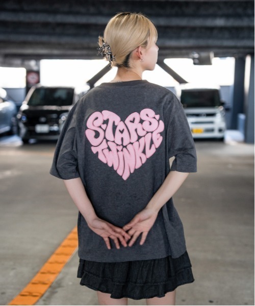 GORGE(ゴージ)の「《ヴィンテージライク・ビッグシルエット》ハートバックプリントTシャツ/ストリート×Y2K/春夏秋/全3色(Tシャツ/カットソー・レディース・ピンク/ネイビー/チャコール・F)」の2枚目の写真