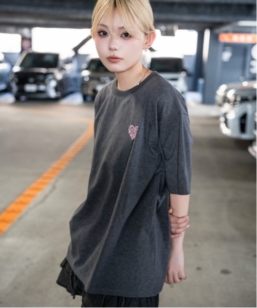 GORGE(ゴージ)の「《ヴィンテージライク・ビッグシルエット》ハートバックプリントTシャツ/ストリート×Y2K/春夏秋/全3色(Tシャツ/カットソー・レディース・ピンク/ネイビー/チャコール・F)」の4枚目の写真