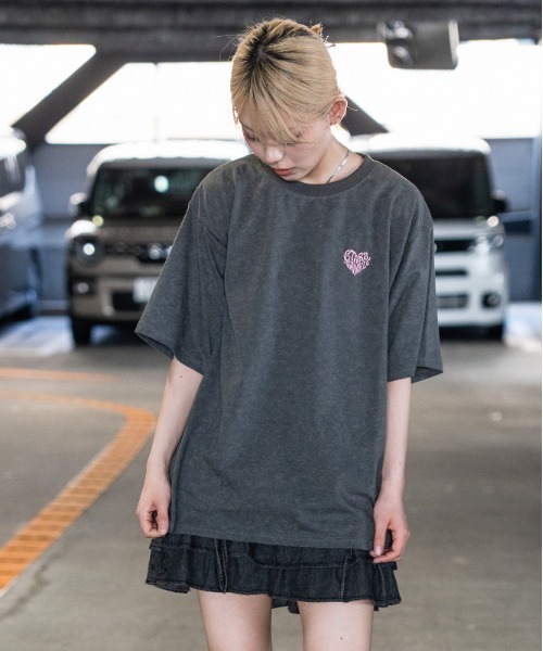 GORGE(ゴージ)の「《ヴィンテージライク・ビッグシルエット》ハートバックプリントTシャツ/ストリート×Y2K/春夏秋/全3色(Tシャツ/カットソー・レディース・ピンク/ネイビー/チャコール・F)」の6枚目の写真