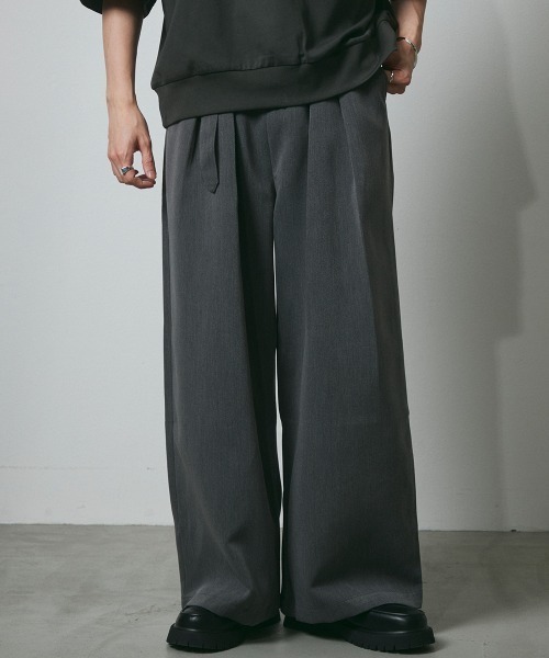 DAZE(デイズ)の「ポリエステルツイル 2タックワイドパンツ(ベルト付き)(スラックス・メンズ・チャコールグレー/ブラック・SMALL/MEDIUM/LARGE/X-LARGE)」の2枚目の写真
